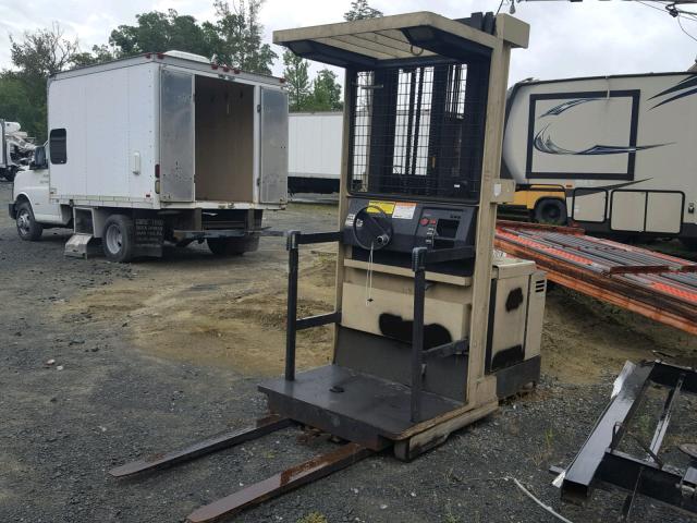 1A104515 - 1990 CROW FORKLIFT TAN photo 2