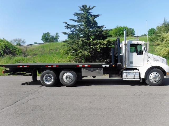 2NKMHZ7X21M876752 - 2001 KENWORTH CONSTRUCTI WHITE photo 2