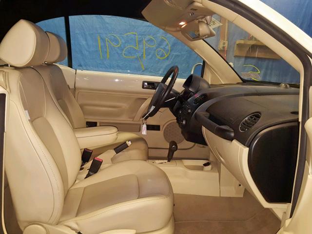 3VWRF31Y09M410137 - 2009 VOLKSWAGEN NEW BEETLE Creme Foto 5