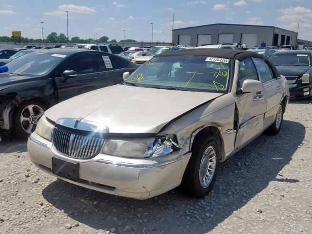 1LNHM83W5YY898092 - 2000 LINCOLN TOWN CAR C CREAM photo 2