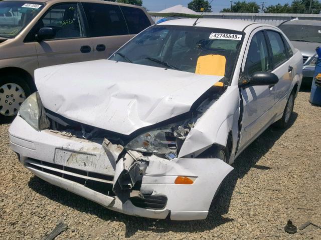 1FAFP34N75W230058 - 2005 FORD FOCUS ZX4 WHITE photo 2