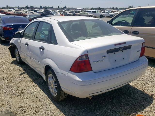 1FAFP34N75W230058 - 2005 FORD FOCUS ZX4 WHITE photo 3