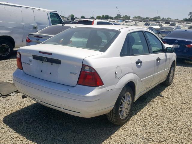 1FAFP34N75W230058 - 2005 FORD FOCUS ZX4 WHITE photo 4