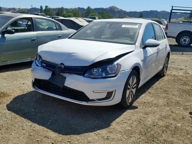 WVWKP7AU7GW913165 - 2016 VOLKSWAGEN E-GOLF SE WHITE photo 2