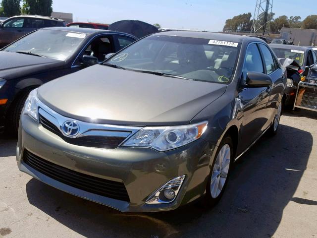 4T1BD1FK2EU122771 - 2014 TOYOTA CAMRY HYBR GREEN photo 2