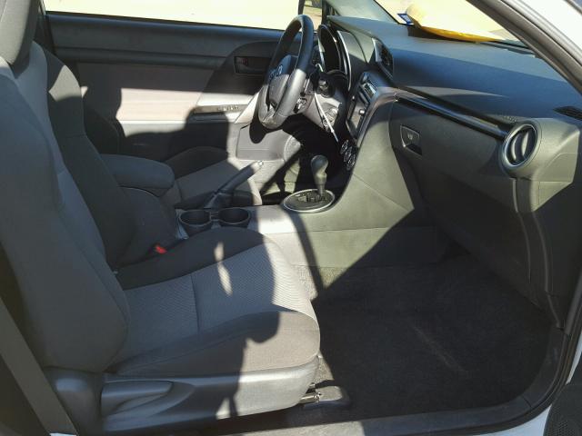 JTKJF5C73F3095856 - 2015 TOYOTA SCION TC 白色 照片 5