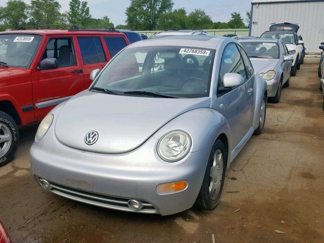 3VWDD21C1YM480341 - 2000 VOLKSWAGEN NEW BEETLE ვერცხლისფერი ფოტო 2