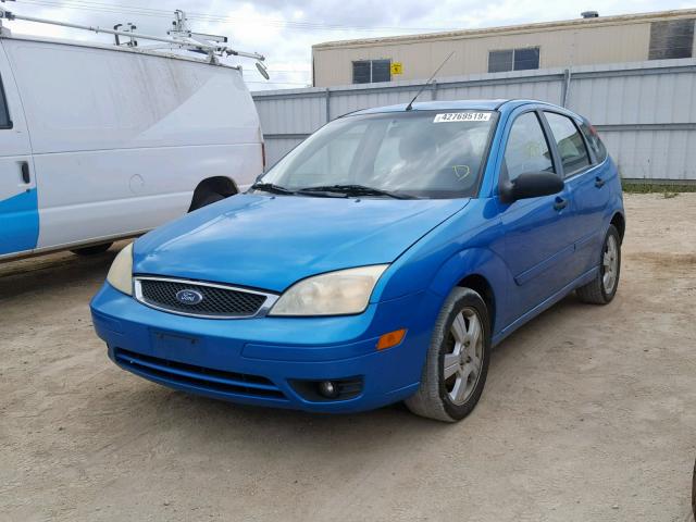 1FAFP37N67W236349 - 2007 FORD FOCUS ZX5 BLUE photo 2