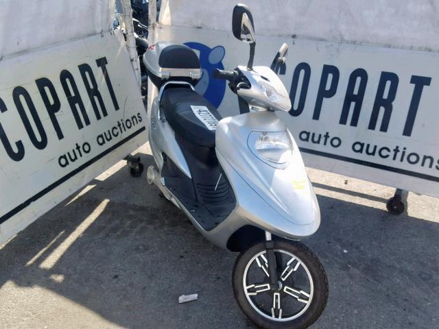 131450171110153 - 2017 ELEC SCOOTER SILVER photo 1
