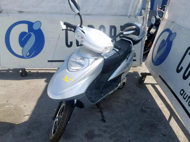 131450171110153 - 2017 ELEC SCOOTER SILVER photo 2