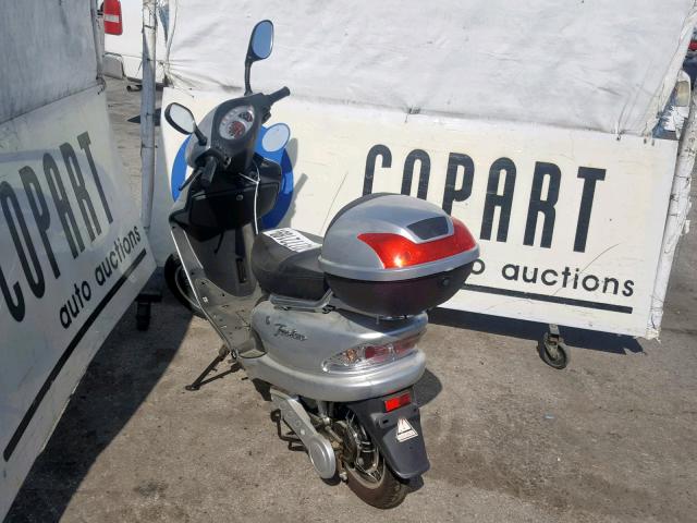 131450171110153 - 2017 ELEC SCOOTER SILVER photo 3