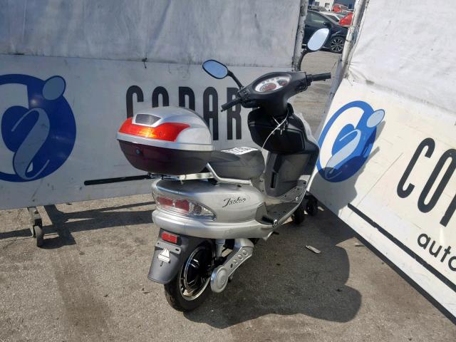 131450171110153 - 2017 ELEC SCOOTER SILVER photo 4