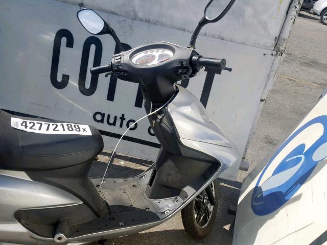 131450171110153 - 2017 ELEC SCOOTER SILVER photo 5