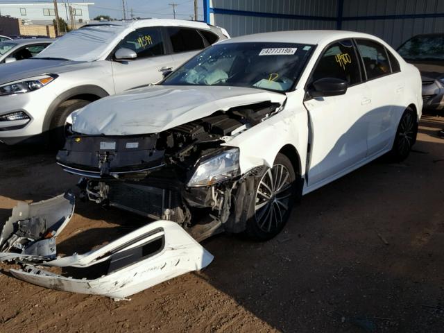 3VWD17AJ5GM239837 - 2016 VOLKSWAGEN JETTA SPOR WHITE photo 2