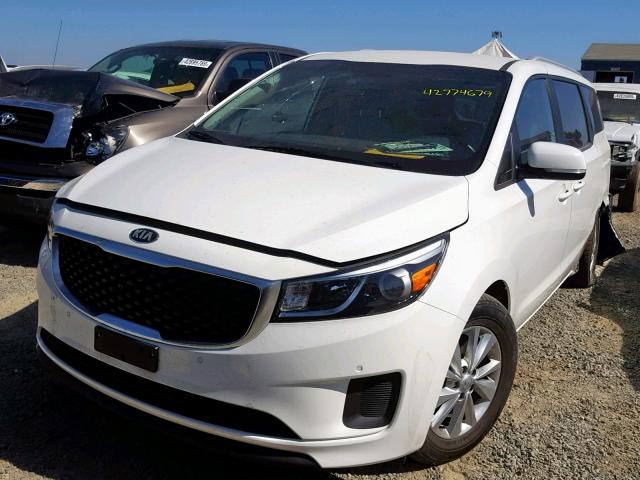 KNDMB5C14H6254560 - 2017 KIA SEDONA LX WHITE photo 2