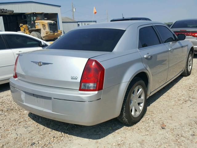 2C3KA53G17H884049 - 2007 CHRYSLER 300 TOURIN SILVER photo 4