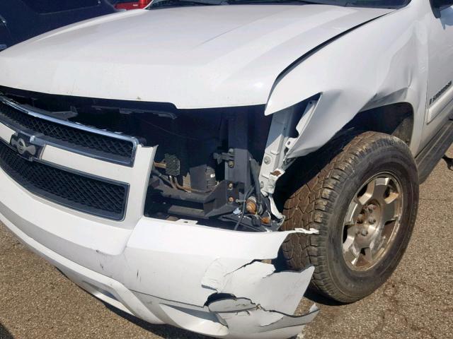 1GNFK16398J228619 - 2008 CHEVROLET SUBURBAN K WHITE photo 9