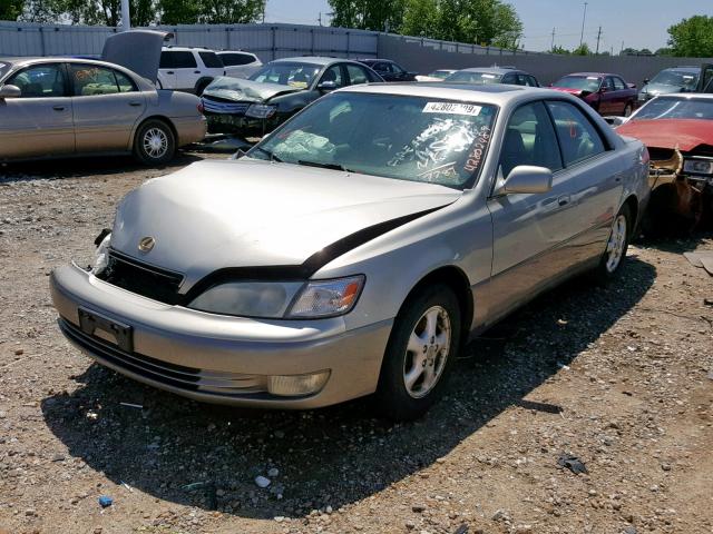 JT8BF28G2W5037789 - 1998 LEXUS ES 300 SILVER photo 2