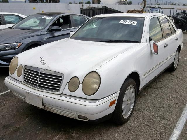 WDBJF65F6WA680748 - 1998 MERCEDES-BENZ E 320 WHITE photo 2