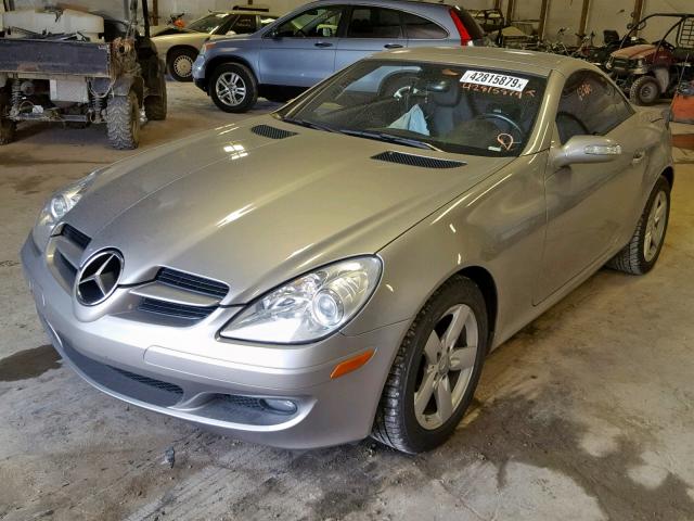 WDBWK54F68F179071 - 2008 MERCEDES-BENZ SLK 280 SILVER photo 2