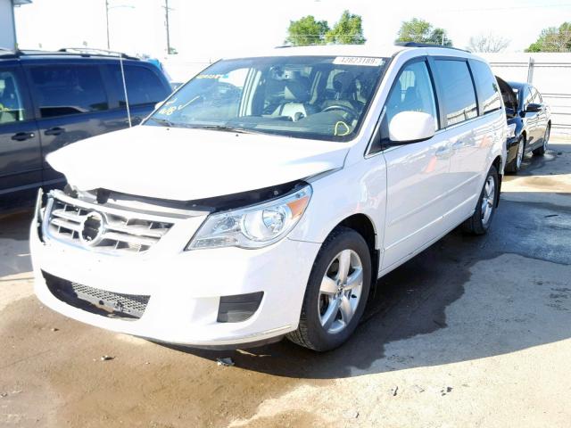 2V4RW3DG2BR668461 - 2011 VOLKSWAGEN ROUTAN SE WHITE photo 2