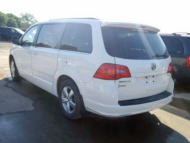 2V4RW3DG2BR668461 - 2011 VOLKSWAGEN ROUTAN SE WHITE photo 3