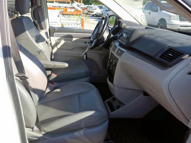 2V4RW3DG2BR668461 - 2011 VOLKSWAGEN ROUTAN SE WHITE photo 5