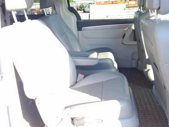 2V4RW3DG2BR668461 - 2011 VOLKSWAGEN ROUTAN SE WHITE photo 6