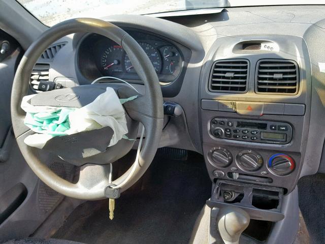 KMHCG45G5YU106983 - 2000 HYUNDAI ACCENT GL GRAY photo 9