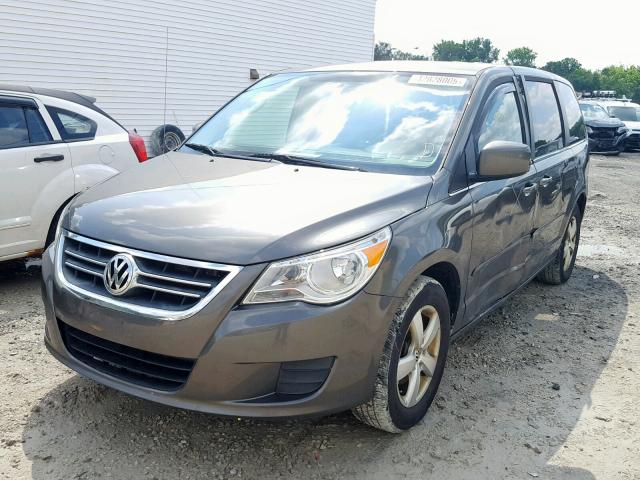 2V4RW3D19AR360598 - 2010 VOLKSWAGEN ROUTAN SE GRAY photo 2