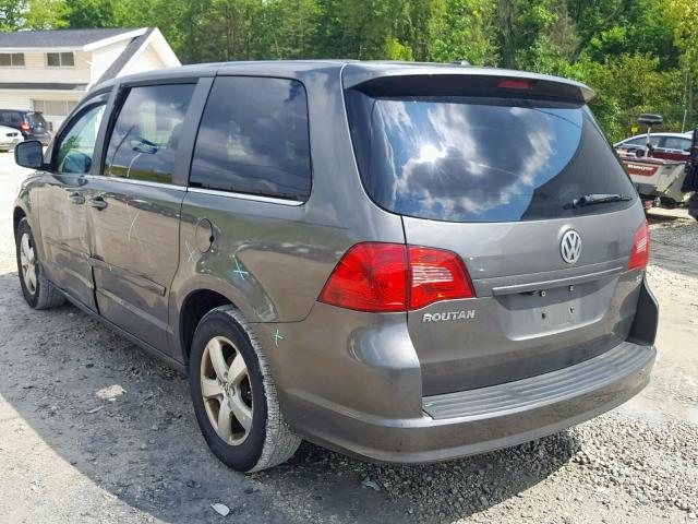 2V4RW3D19AR360598 - 2010 VOLKSWAGEN ROUTAN SE GRAY photo 3