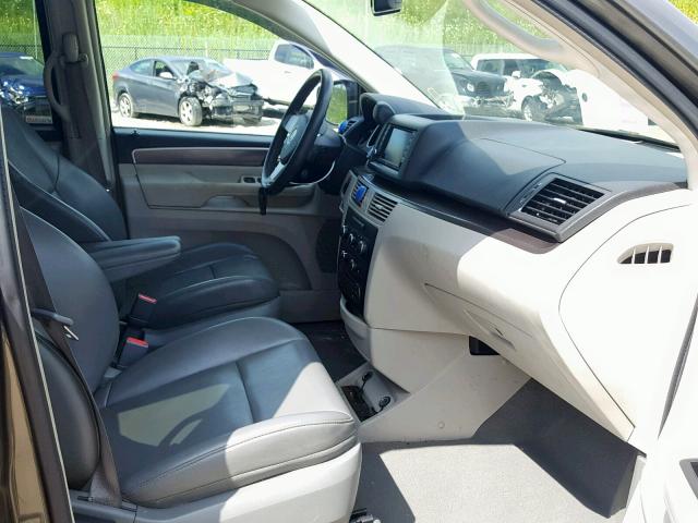 2V4RW3D19AR360598 - 2010 VOLKSWAGEN ROUTAN SE GRAY photo 5