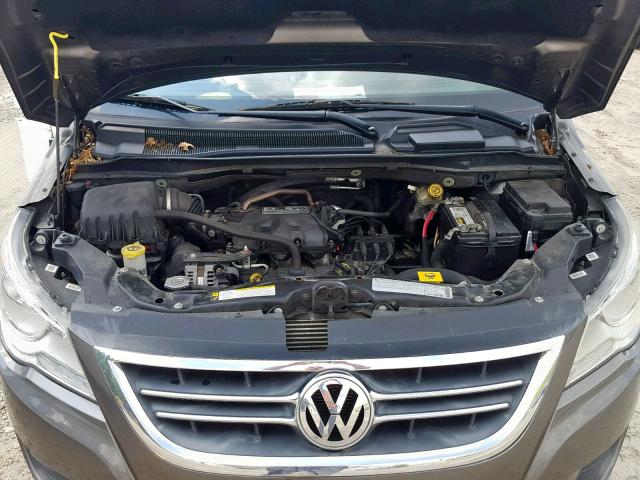 2V4RW3D19AR360598 - 2010 VOLKSWAGEN ROUTAN SE GRAY photo 7