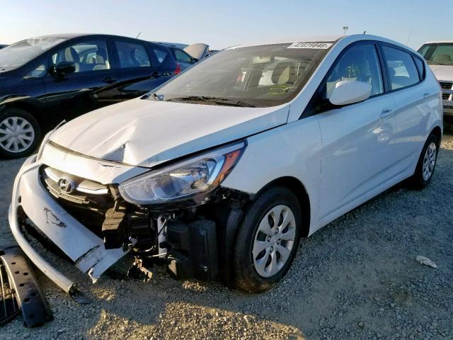 KMHCT5AE1GU268243 - 2016 HYUNDAI ACCENT SE WHITE photo 2