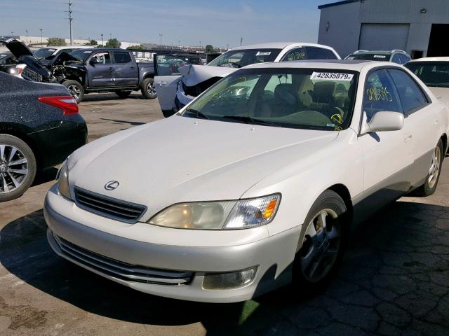 JT8BF28G515104684 - 2001 LEXUS ES 300 WHITE photo 2