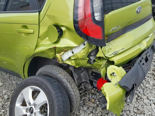 KNDJN2A22J7892357 - 2018 KIA SOUL GREEN photo 9