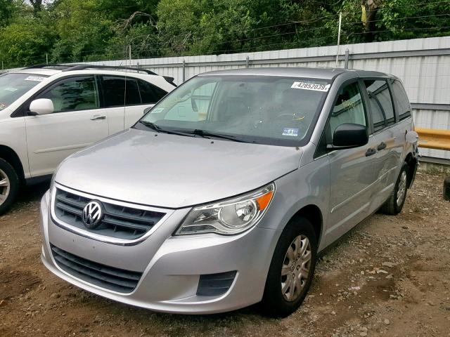 2C4RVAAGXCR152047 - 2012 VOLKSWAGEN ROUTAN S SILVER photo 2