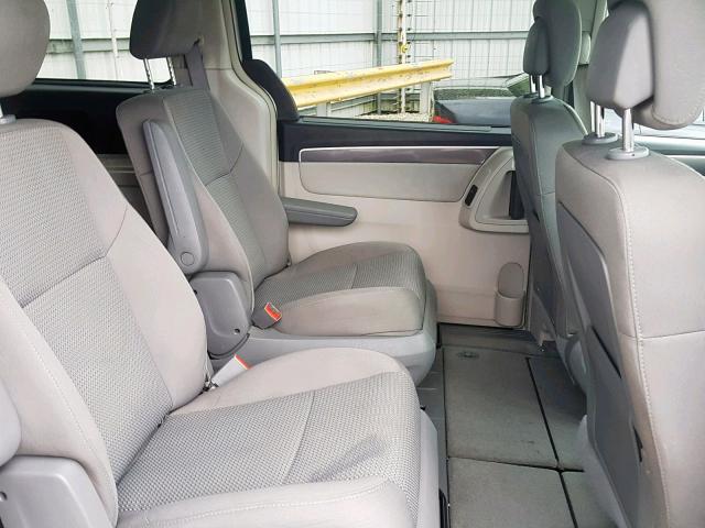 2C4RVAAGXCR152047 - 2012 VOLKSWAGEN ROUTAN S SILVER photo 6