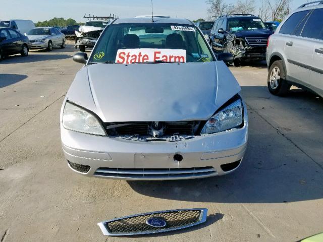 1FAFP34N85W130700 - 2005 FORD FOCUS ZX4 SILVER photo 9