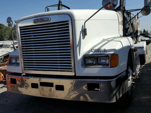 1FUYDZYB5XDB58513 - 1999 FREIGHTLINER CONVENTION WHITE photo 2