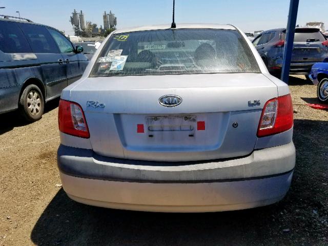 KNADE123866080912 - 2006 KIA RIO SILVER photo 9