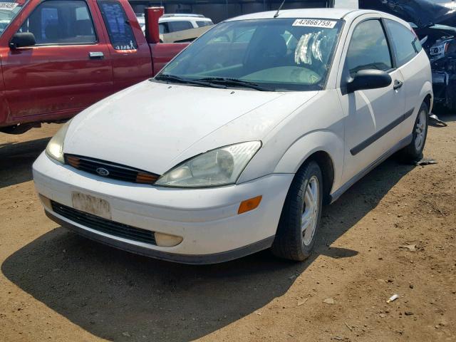 3FAFP3139YR136290 - 2000 FORD FOCUS ZX3 WHITE photo 2