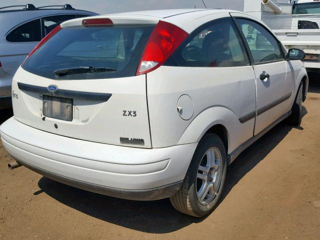 3FAFP3139YR136290 - 2000 FORD FOCUS ZX3 WHITE photo 4