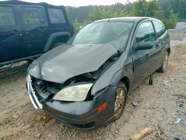 1FAFP31N66W243972 - 2006 FORD FOCUS ZX3 GRAY photo 2