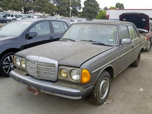 WDBAB23A7CB307977 - 1982 MERCEDES-BENZ 240 D GRAY photo 2