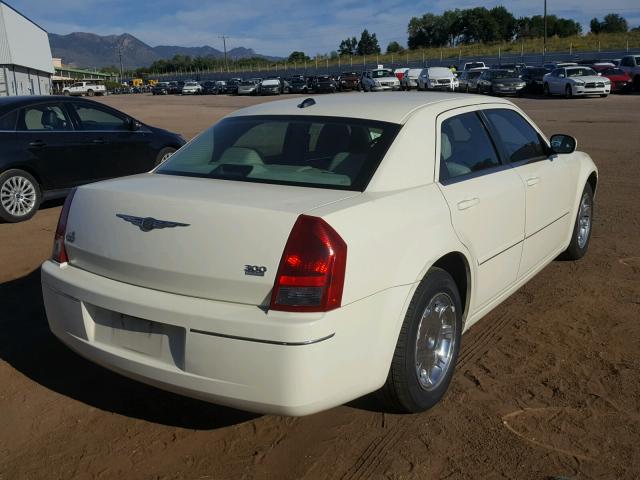 2C3JA53G65H645492 - 2005 CHRYSLER 300 TOURIN WHITE photo 4