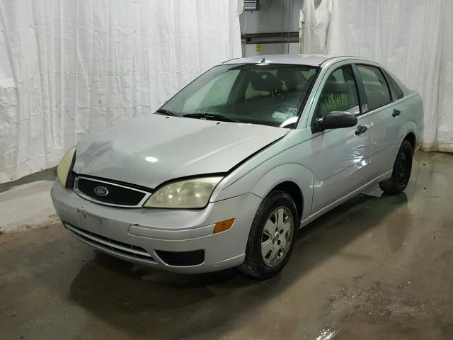 1FAFP34N27W244226 - 2007 FORD FOCUS ZX4 SILVER photo 2