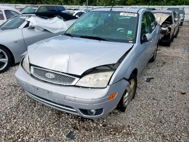 1FAFP38ZX6W176267 - 2006 FORD FOCUS ZX4 SILVER photo 2