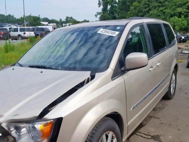 2C4RC1BG3DR667865 - 2013 CHRYSLER TOWN & COU GOLD photo 2