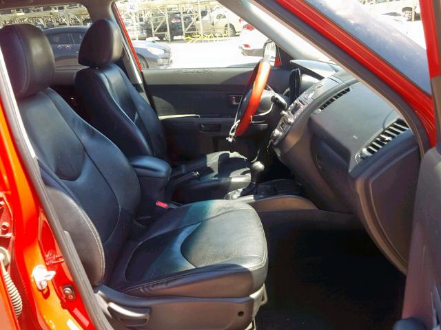 KNDJT2A20B7294713 - 2011 KIA SOUL RED photo 5